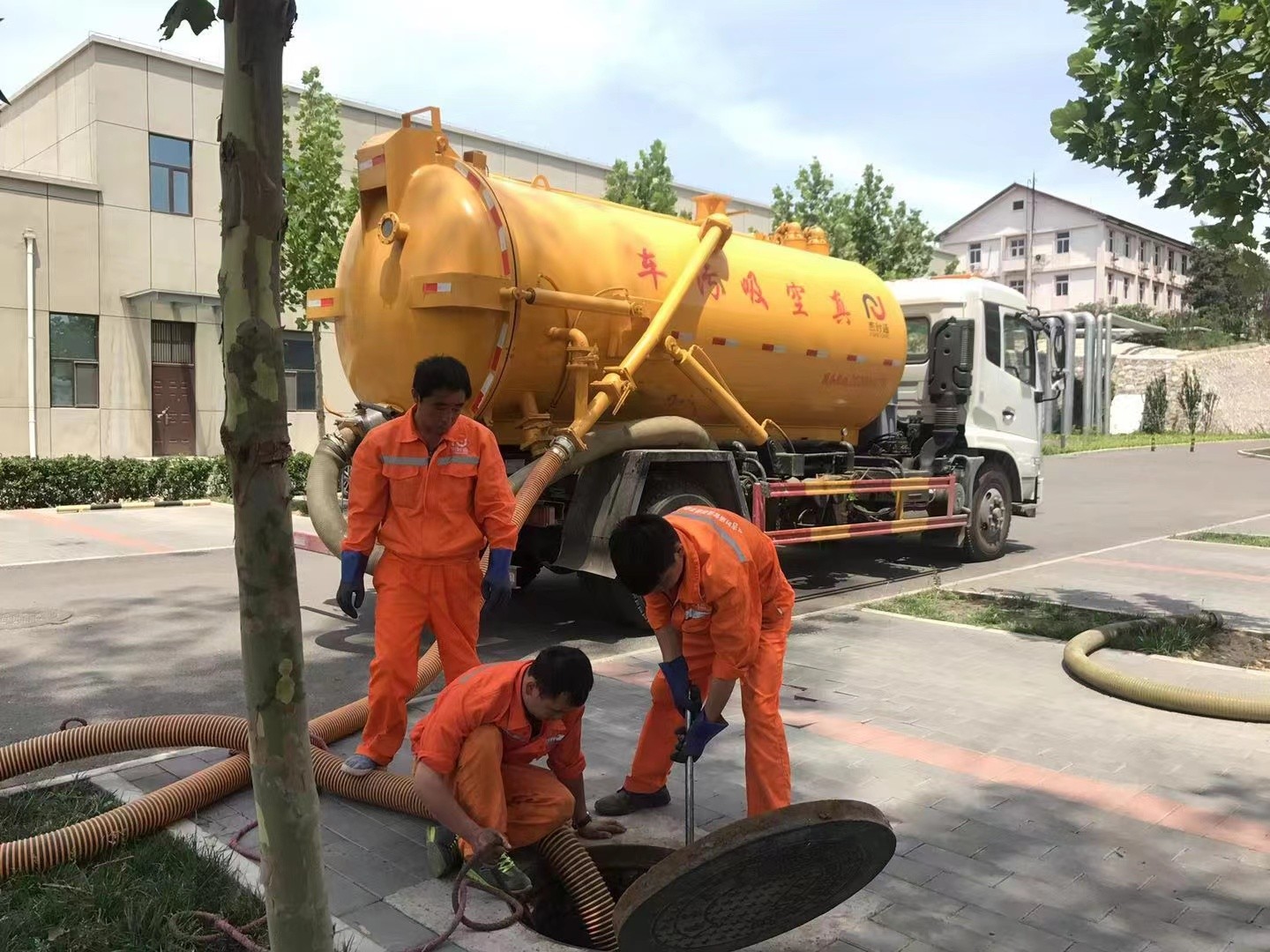 额尔古纳管道疏通车停在窨井附近