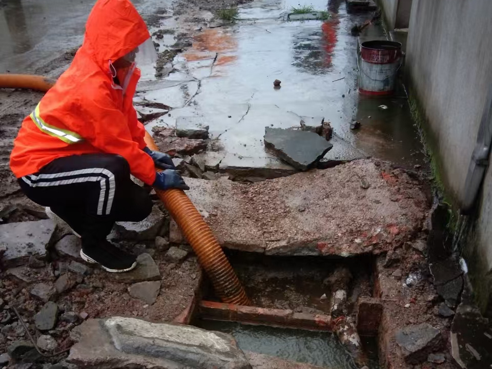 额尔古纳专业清理污水池 炜誉市政以规范流程守护城市 “肠道”